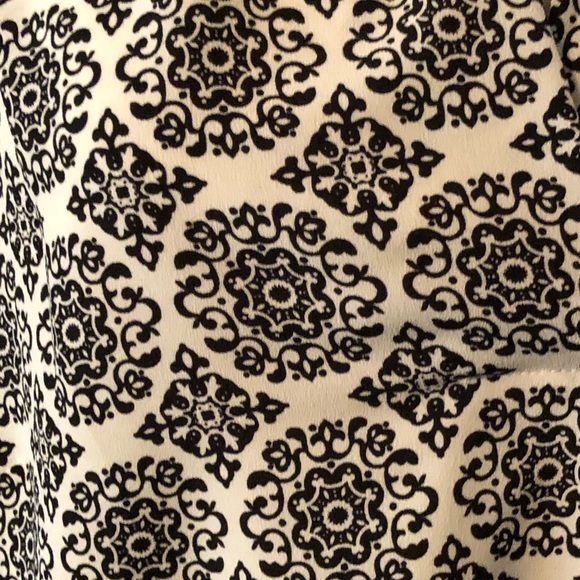 White & Black Scroll Print Long Length Sleeveless Blouse - Picture 3 of 7